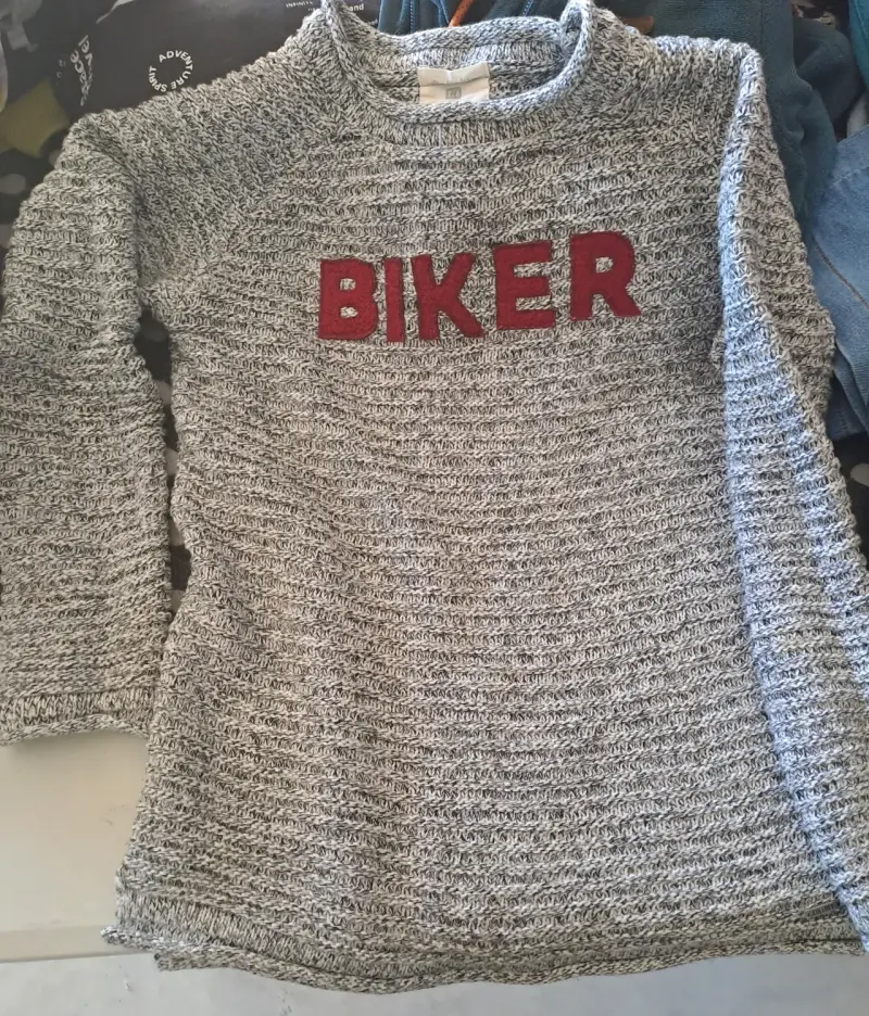 Sweater gris con texto 'BIKER' - 2