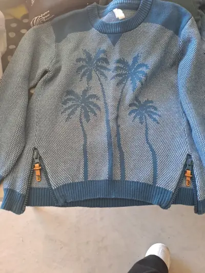 Suéter azul con palmeras - miniatura 2