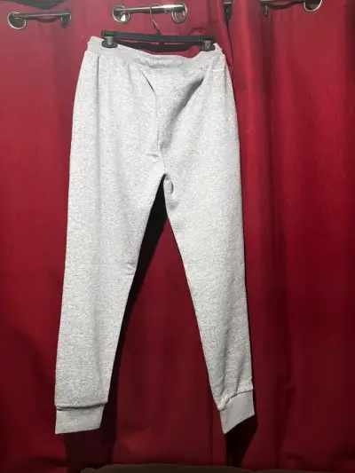 Pantalón deportivo gris nuevo - miniatura 2