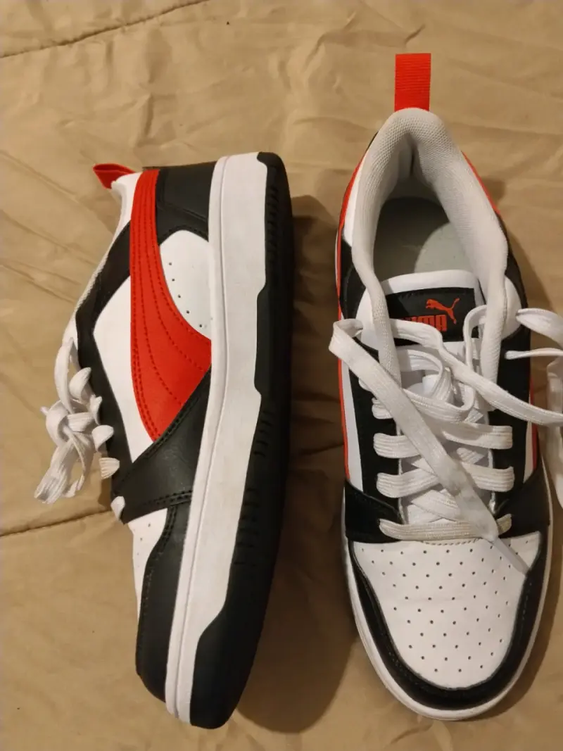 Zapatillas deportivas nuevas son de niño - 1