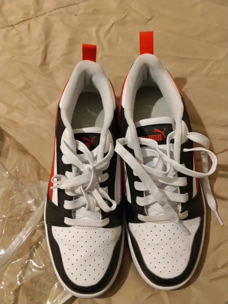 Zapatillas deportivas nuevas son de niño - 2