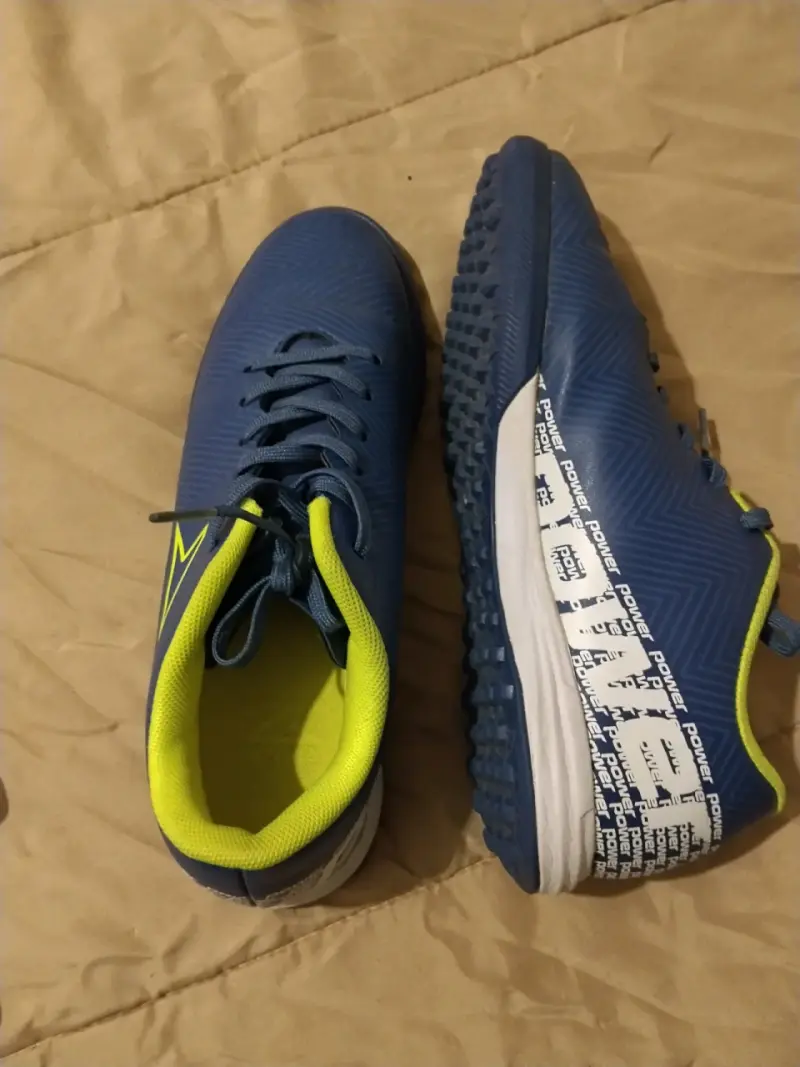Zapatillas deportivas nuevas son de niño - 3