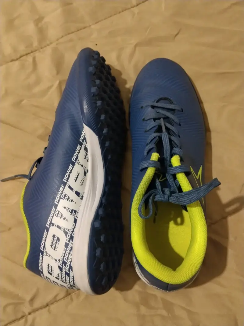 Zapatillas deportivas nuevas son de niño - 4