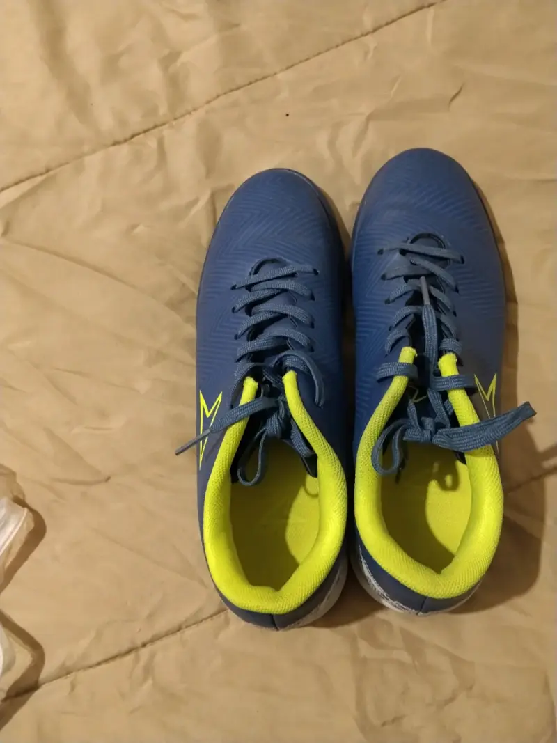 Zapatillas deportivas nuevas son de niño - 5