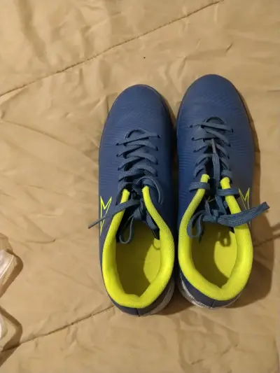 Zapatillas deportivas nuevas son de niño - miniatura 5