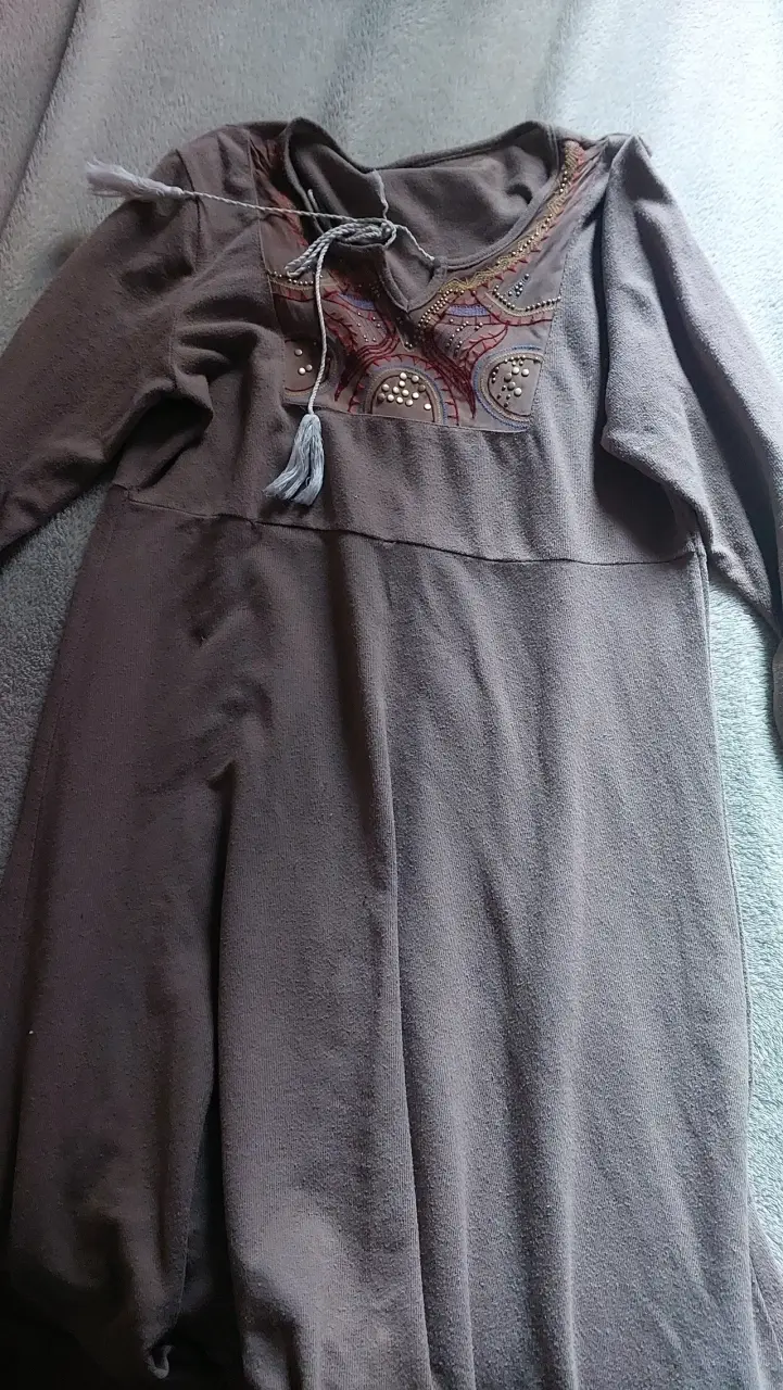 Vestido marrón con diseño bordado