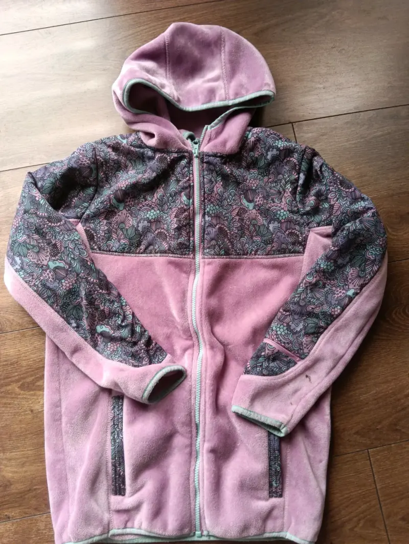 Polerón de lana rosado con capucha
