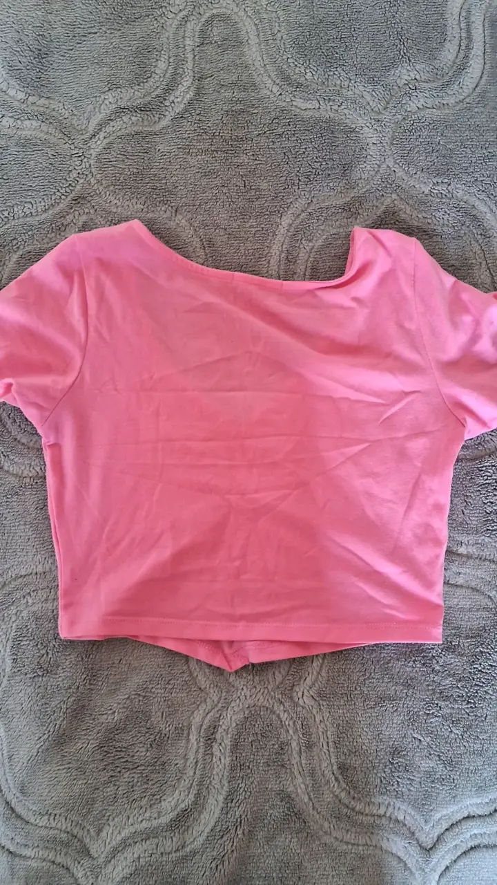 Polera rosada cuello V - 2