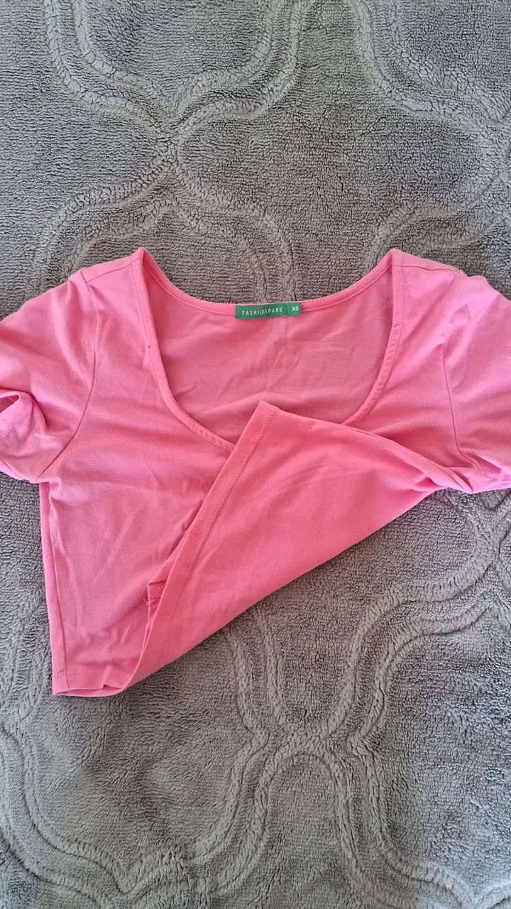 Polera rosada cuello V - 3