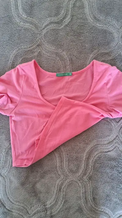 Polera rosada cuello V - miniatura 3