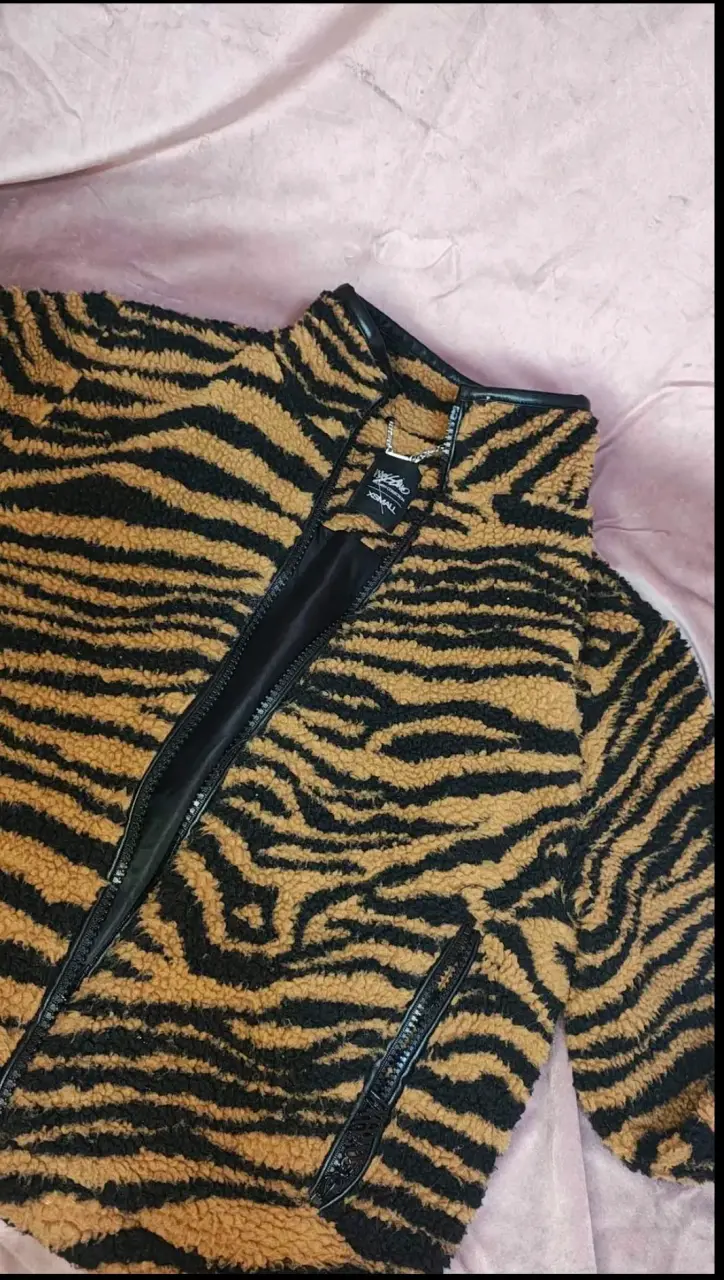 Chaqueta Mossimo de peluche con estampado de tigre - 1