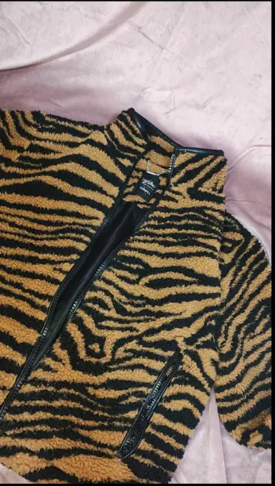 Chaqueta Mossimo de peluche con estampado de tigre - miniatura 1