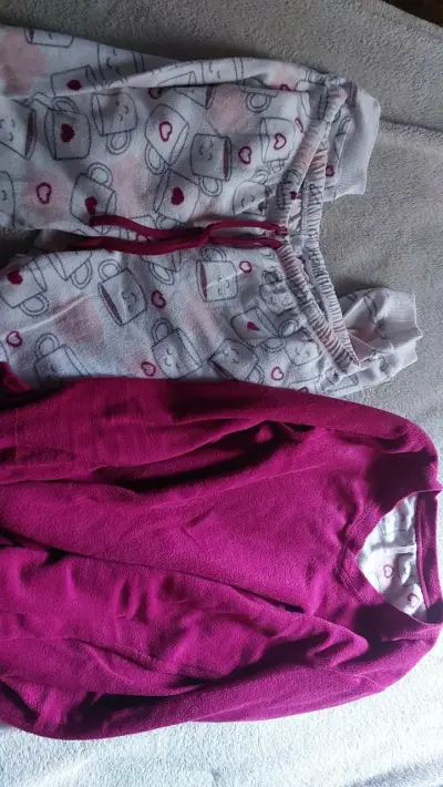 Pijama polar con diseño de tazas - miniatura 1