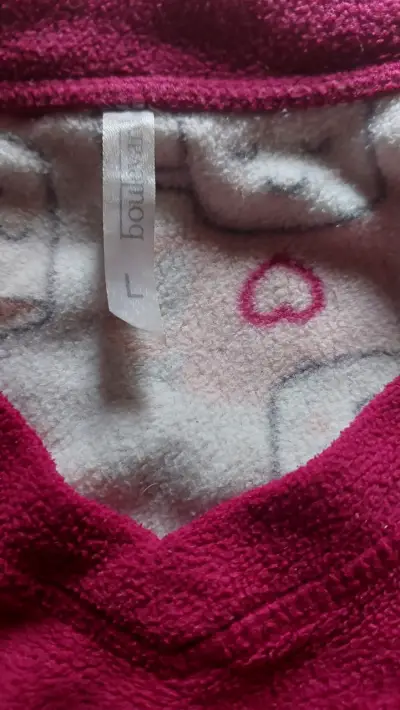 Pijama polar con diseño de tazas - miniatura 2