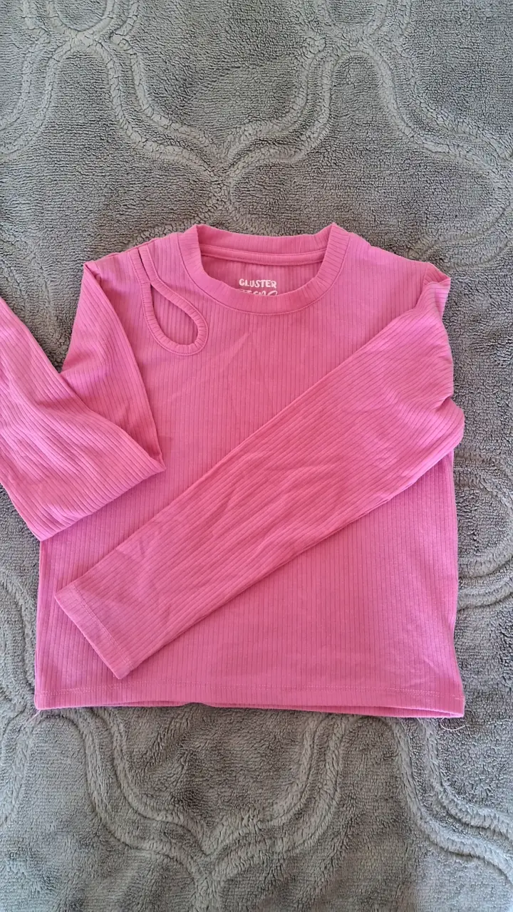 Polera rosada con diseño de corte - 1