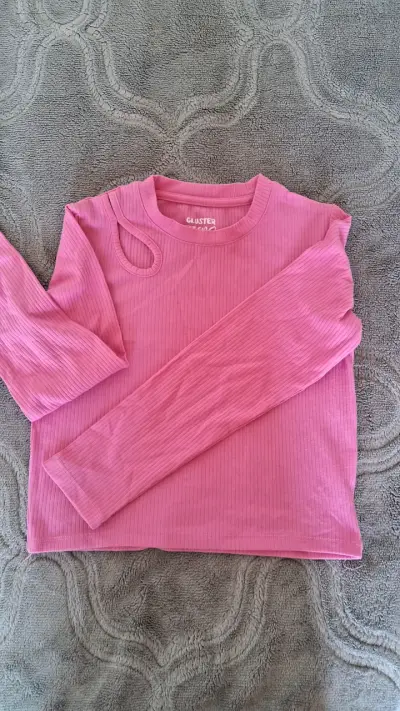 Polera rosada con diseño de corte - miniatura 1