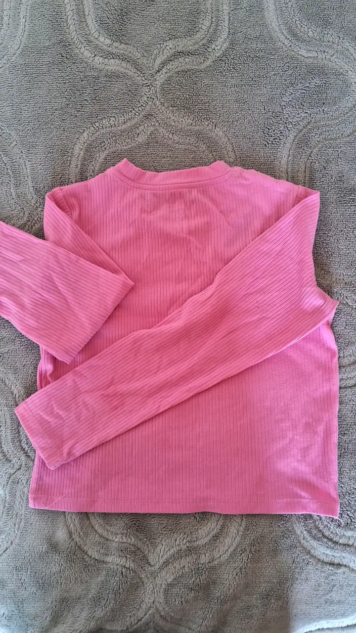 Polera rosada con diseño de corte - 2