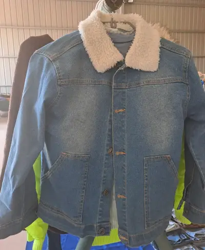 Chaqueta de mezclilla con cuello borrego - miniatura 1