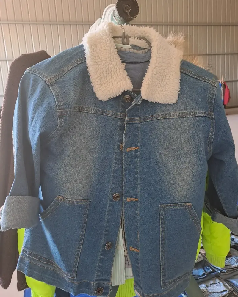 Chaqueta de mezclilla con cuello borrego - 2