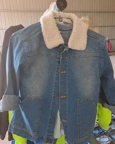 Chaqueta de mezclilla con cuello borrego - miniatura 2