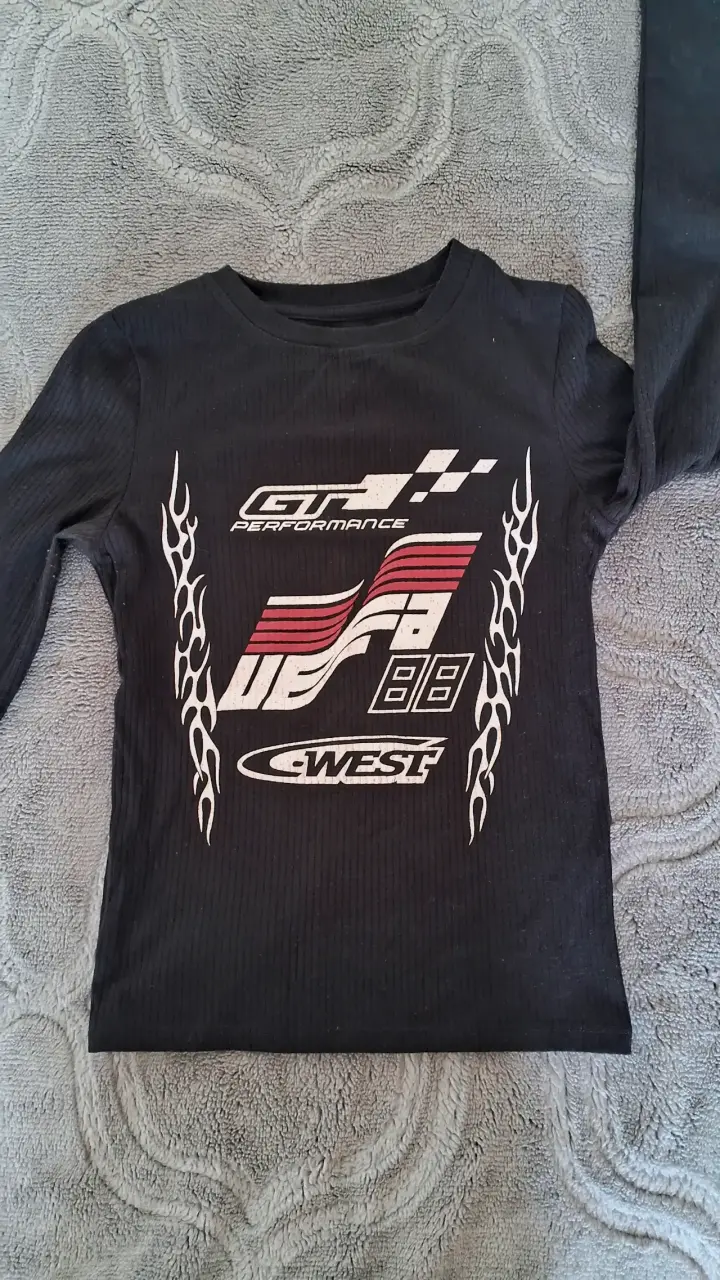 Polera negra con diseño GT2 - 1