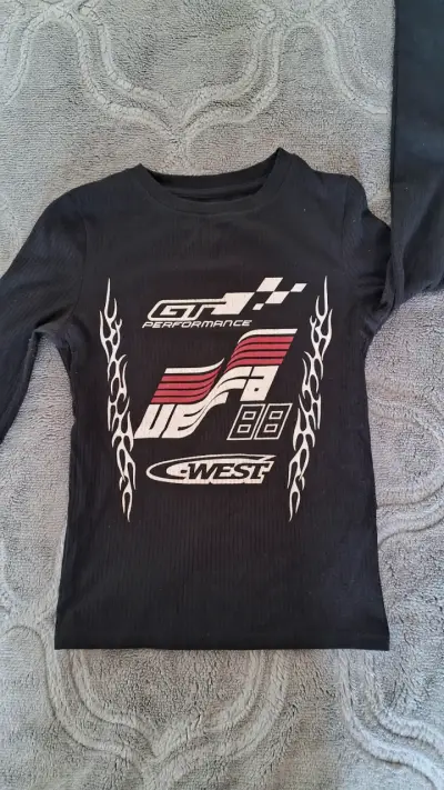 Polera negra con diseño GT2 - miniatura 1