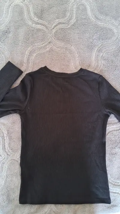 Polera negra con diseño GT2 - miniatura 2