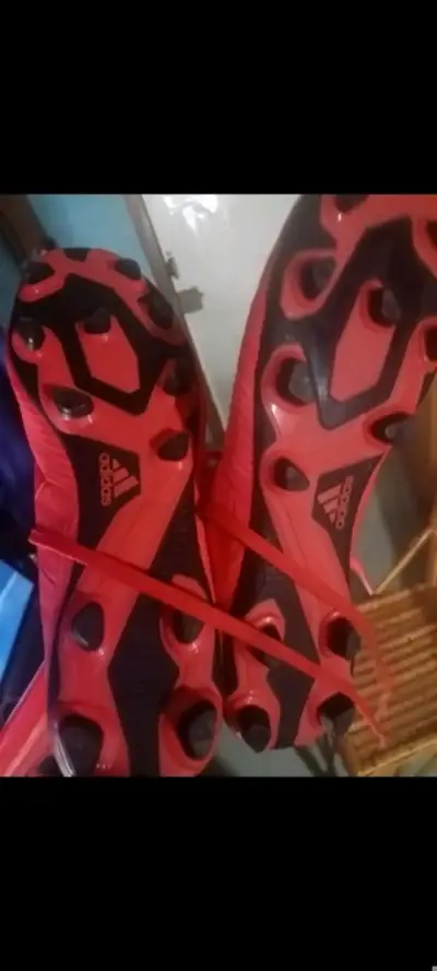 Botines de fútbol rojos con toperoles - miniatura 1