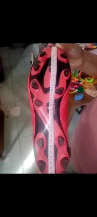 Botines de fútbol rojos con toperoles - miniatura 3