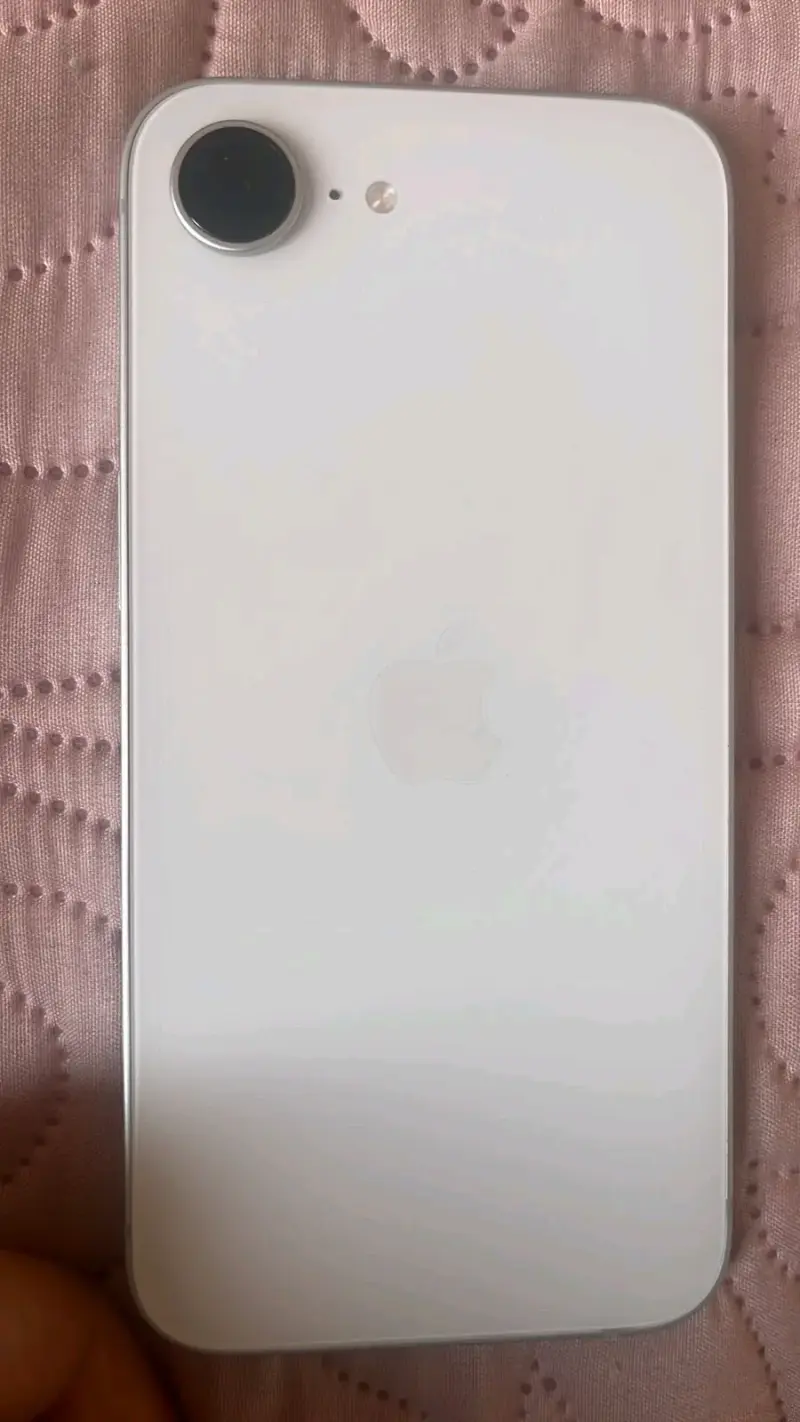 iPhone 16 E; 6 meses de uso - 1