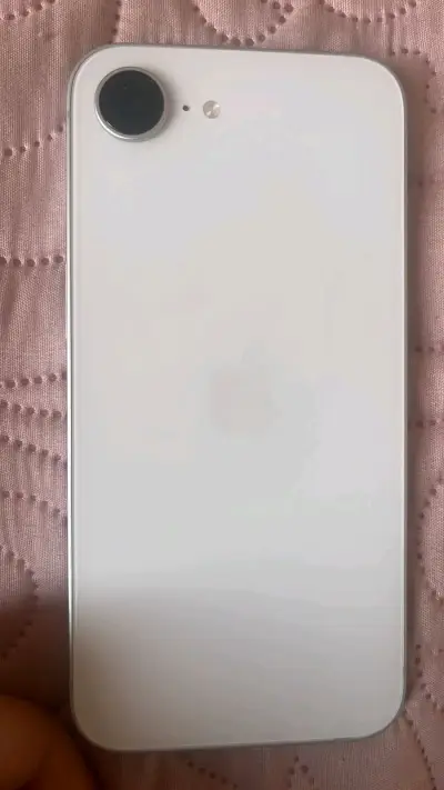 iPhone 16 E; 6 meses de uso - miniatura 1