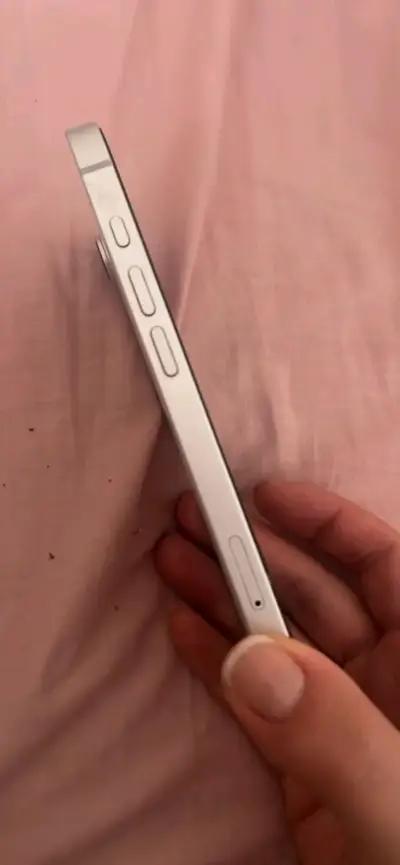iPhone 16 E; 6 meses de uso - miniatura 3