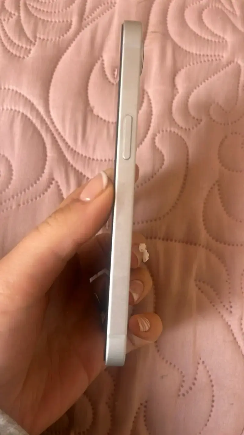 iPhone 16 E; 6 meses de uso - 5