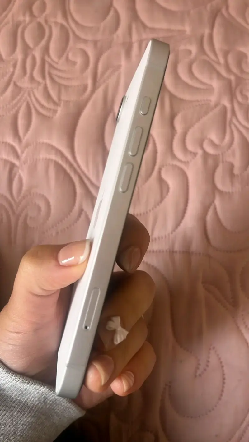 iPhone 16 E; 6 meses de uso - 6