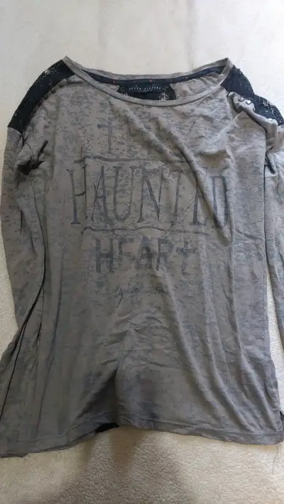 Polera gris con diseño vintage - miniatura 1