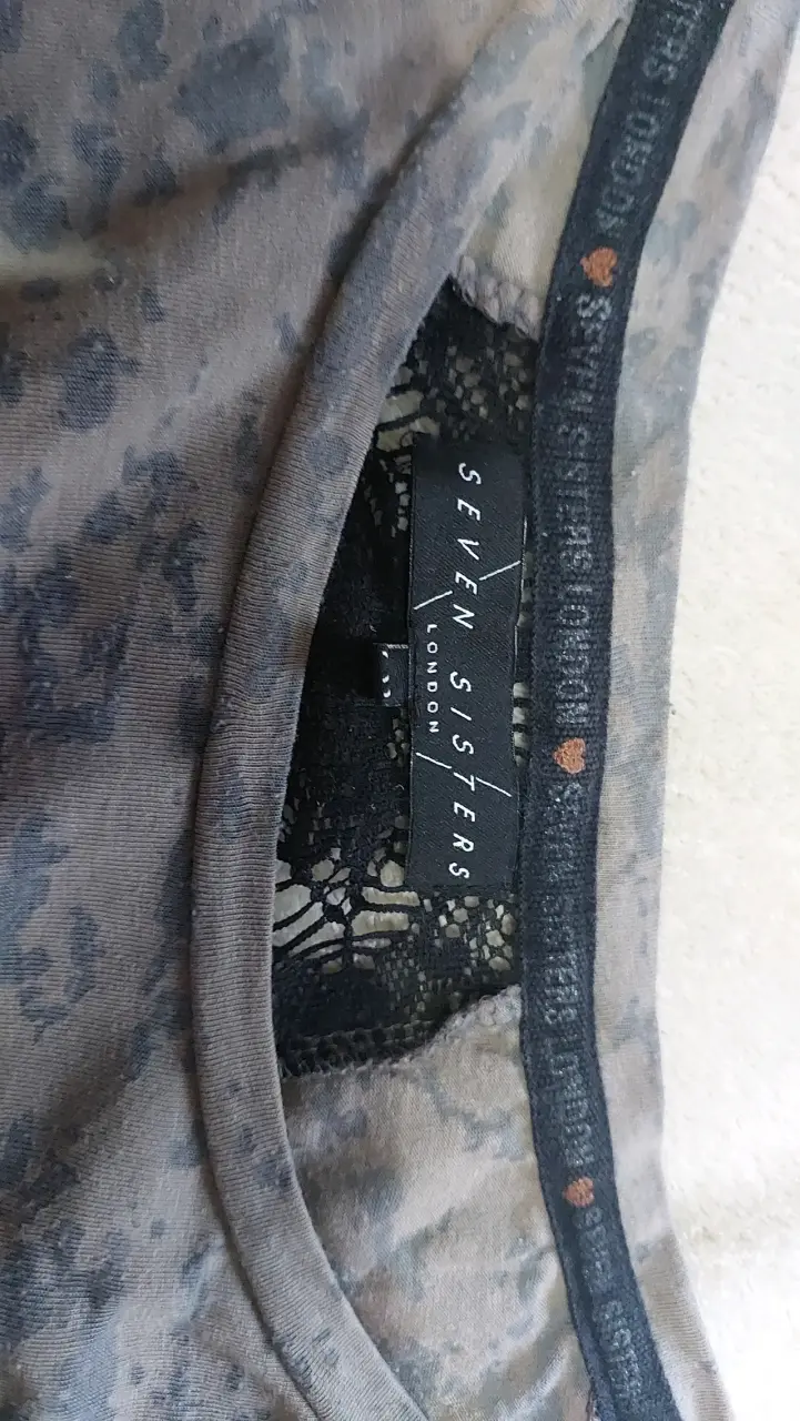 Polera gris con diseño vintage - 2