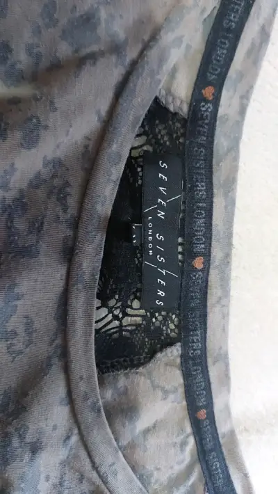 Polera gris con diseño vintage - miniatura 2
