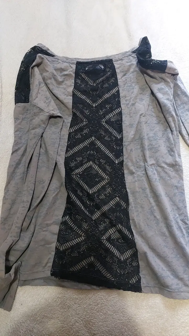 Polera gris con diseño vintage - 3