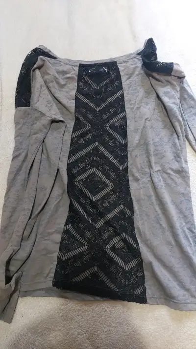 Polera gris con diseño vintage - miniatura 3