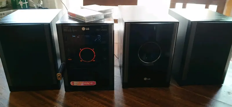 Equipo de sonido LG con parlantes - 1