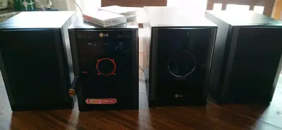 Equipo de sonido LG con parlantes - miniatura 1