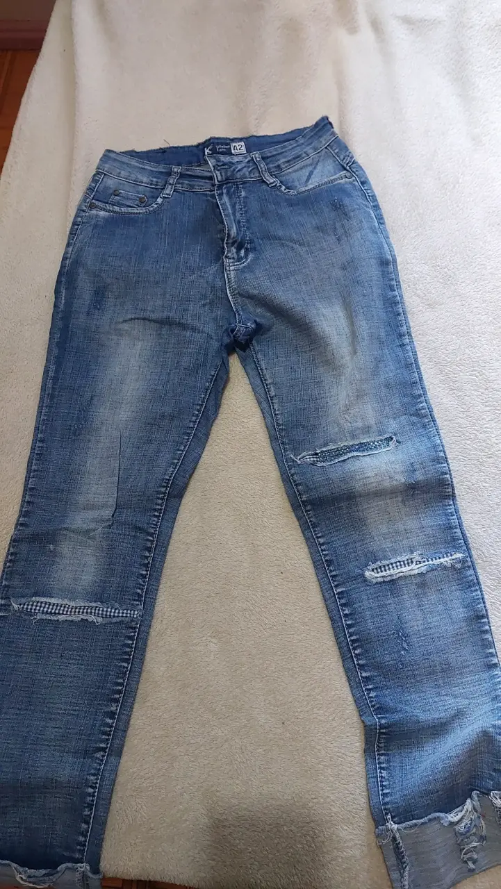 Jeans azules rasgados - 1