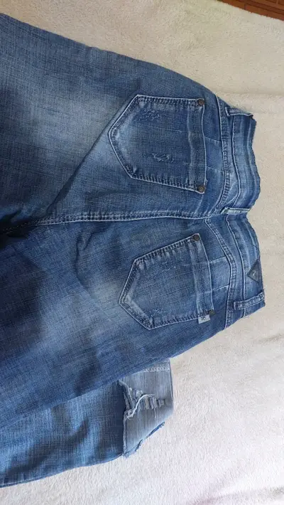 Jeans azules rasgados - miniatura 3