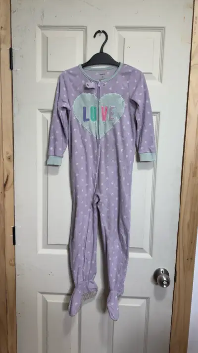 Pijama morado infantil con corazones - miniatura 1