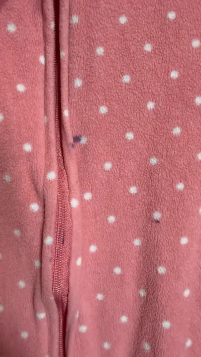Pijama rosa de puntos para niña - miniatura 3