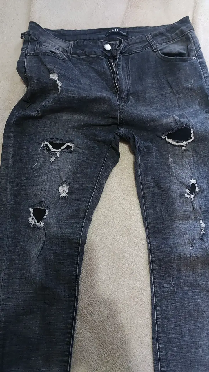 Jeans oscuros desgastados - 1