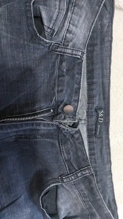 Jeans oscuros desgastados - miniatura 2