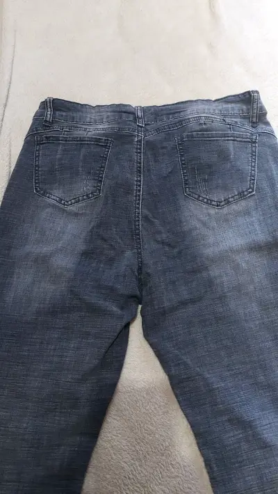 Jeans oscuros desgastados - miniatura 3