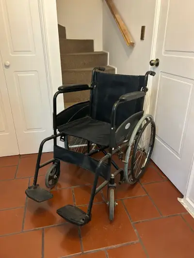Silla de ruedas plegable negra - miniatura 1