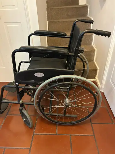 Silla de ruedas plegable negra - miniatura 2